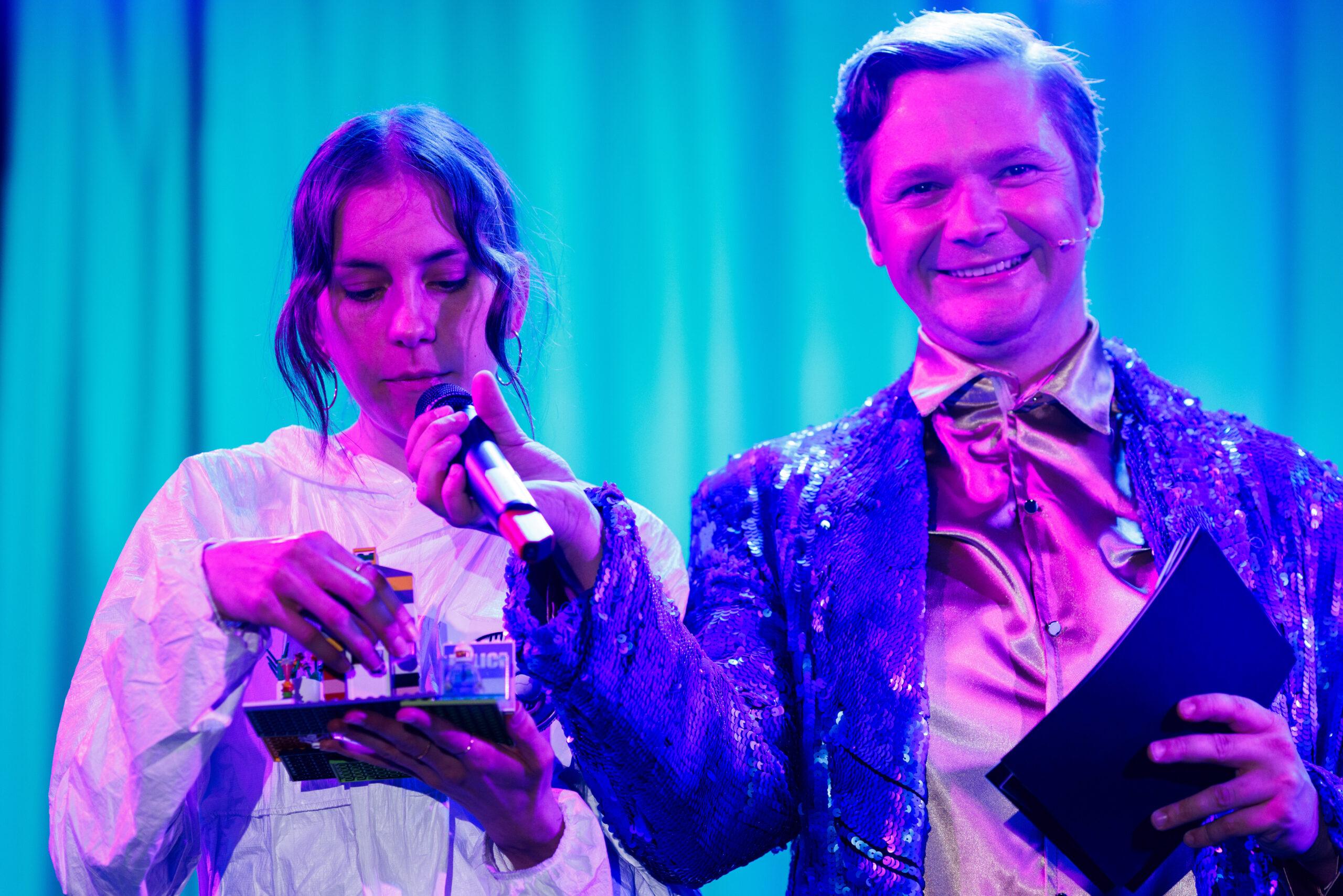 predstava Kje mi živimo
režiser Bor Ravbar

Slovensko mladinsko gledališče

Fotografija: Matej Povše