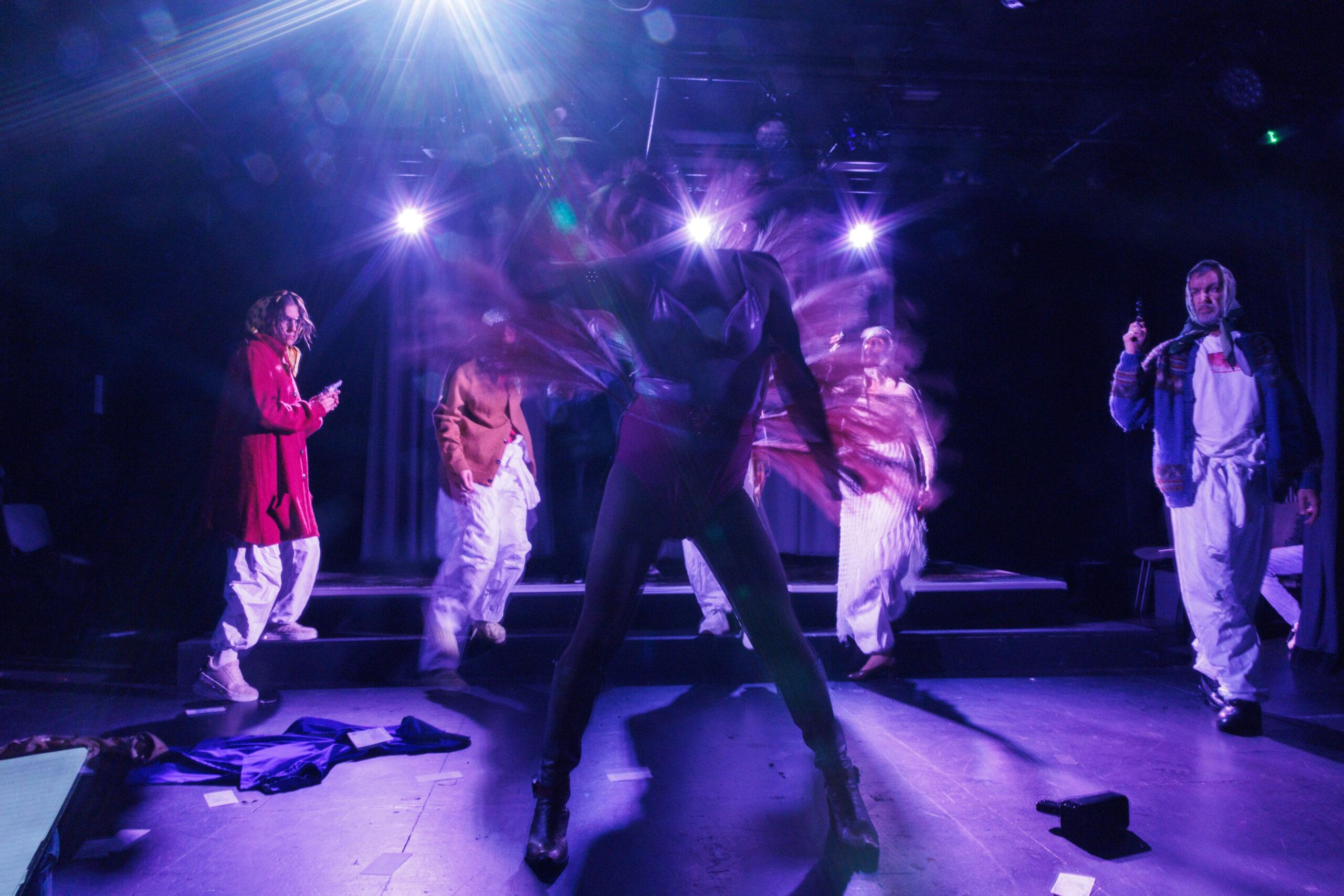 predstava Kje mi živimo
režiser Bor Ravbar

Slovensko mladinsko gledališče

Fotografija: Matej Povše